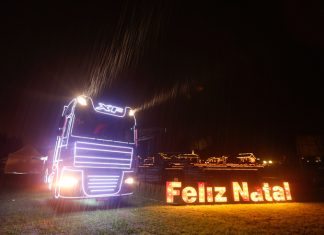 XF105 é trenó natalino DAF no Paraná