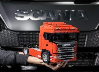 Jovem cria réplica de novo Scania em Lego