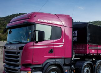 6 caminhões personalizados para o Outubro Rosa
