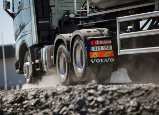 Volvo lança FH 6×4 com eixo suspensor
