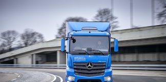 Mercedes-Benz eActros im Einsatz: Der vollelektrische Mercedes-Benz Lkw für den schweren Verteilerverkehr fährt lokal emissionsfrei und leise in Städten. Bis zu 200 Kilometer Reichweite mit gewohnter Fahrleistung und Nutzlast. Technische Daten: Exterieur, 2 x elektrischer Radnabenmotor, 240 kW, 2 x 485 Nm, Radformel 6x2, M-Fahrerhaus