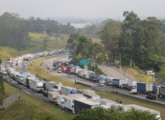 Prefeitura de SP cobrará “pedágio urbano” de caminhões com carga de passagem