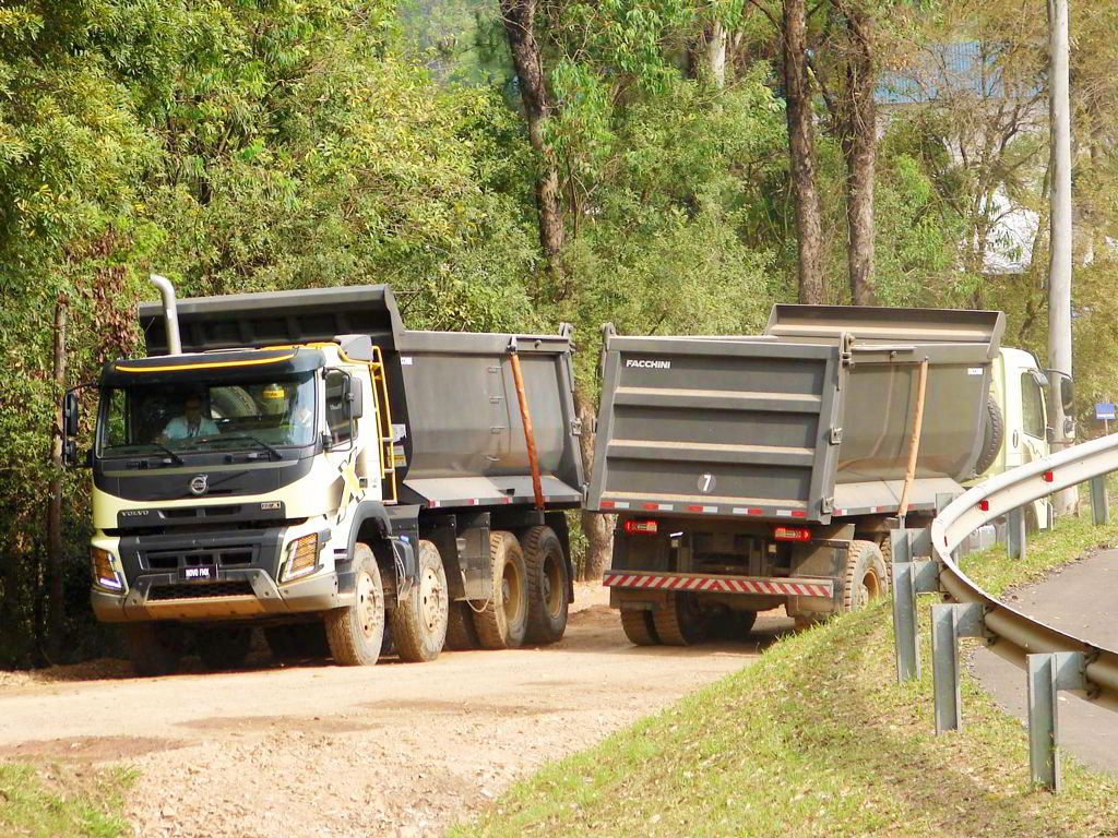 Caminhao Volvo FMX 500 Caçamba basculante usado à venda