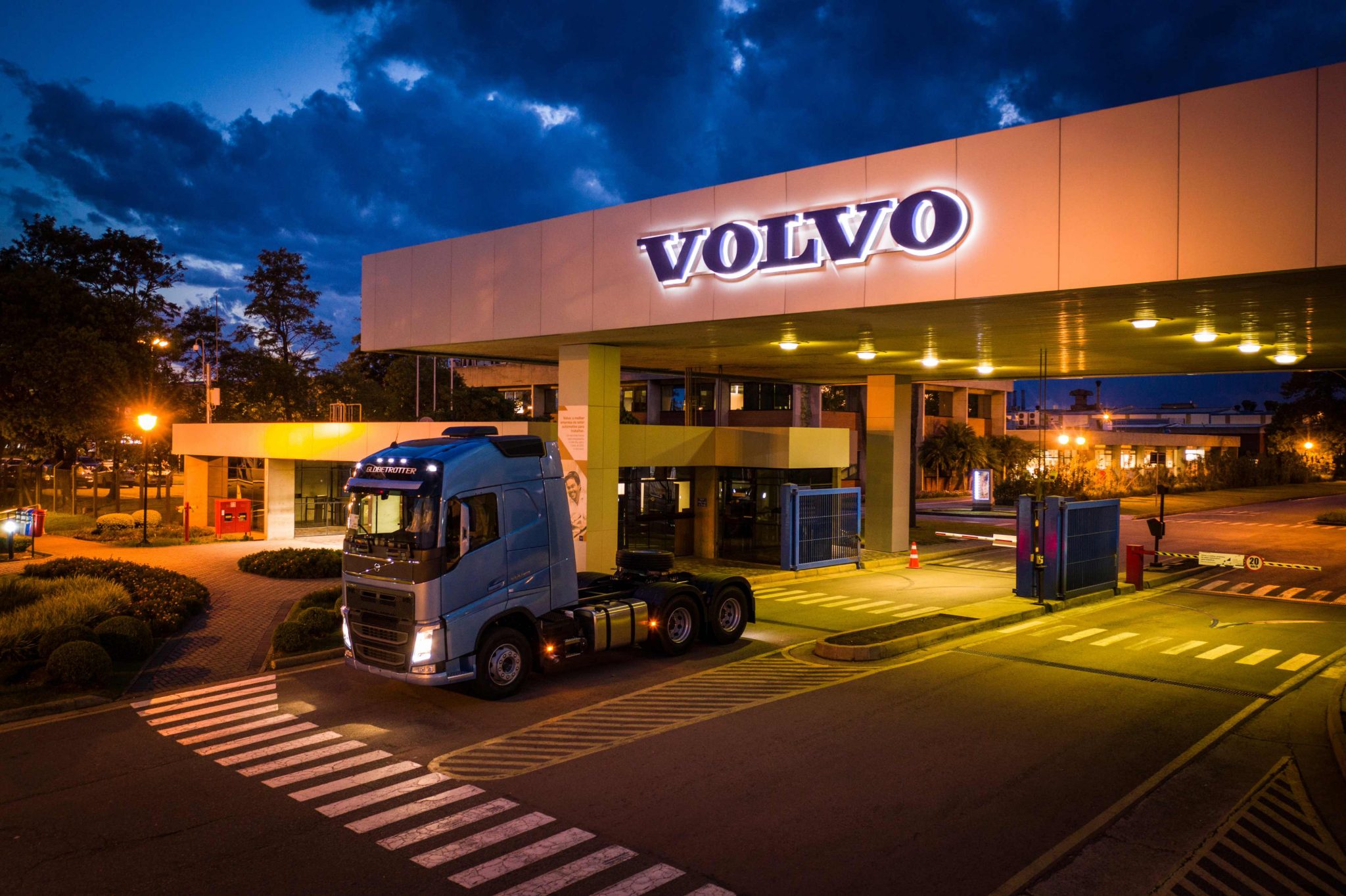 Portaria da fábrica da Volvo em Curitiba, de onde a empresa quer que sai 30% mais caminhões em 2019