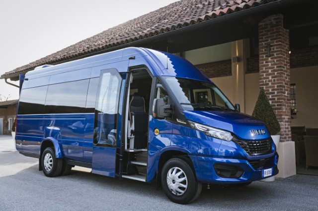 12 iveco newdaily minibus jpg