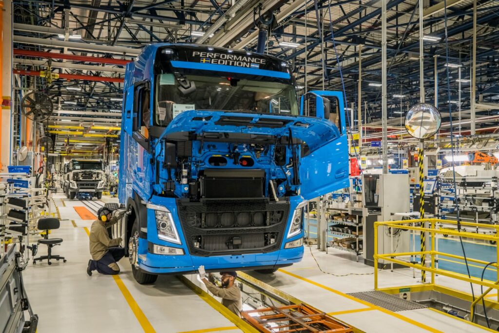 Linha de montagem da Volvo em Curitiba