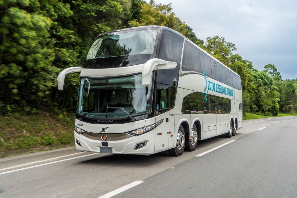 Ônibus Volvo 8x2 com sistema de segurança ativa