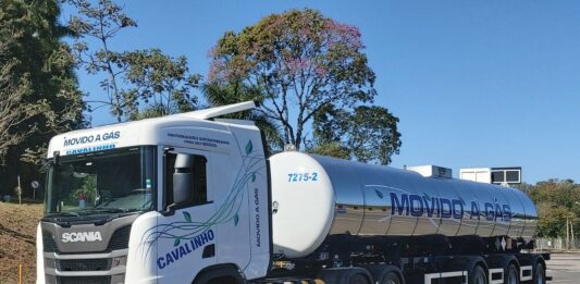 A parceria para o transporte sustentável entre embarcadores e transportadores vem crescendo no Brasil. A mais recente é entre a Transportadora Cavalinho e a Rhodia, empresa do Grupo Solvay, em projeto-piloto para testar um caminhão Scania movido a gás.