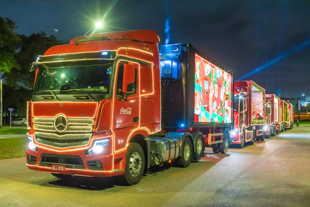 Como fazer um caminhão de Natal da Coca-Cola usando latinhas e