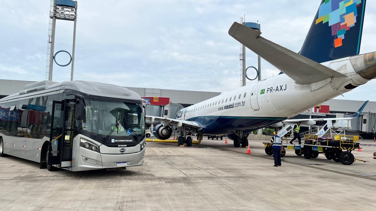 Ônibus elétrico da BYD inicia fase de testes no aeroporto de Curitiba