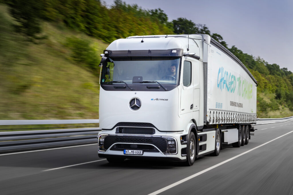 Mercedes-Benz e-Actros vai rodar mais de 13 mil quilômetros na Europa