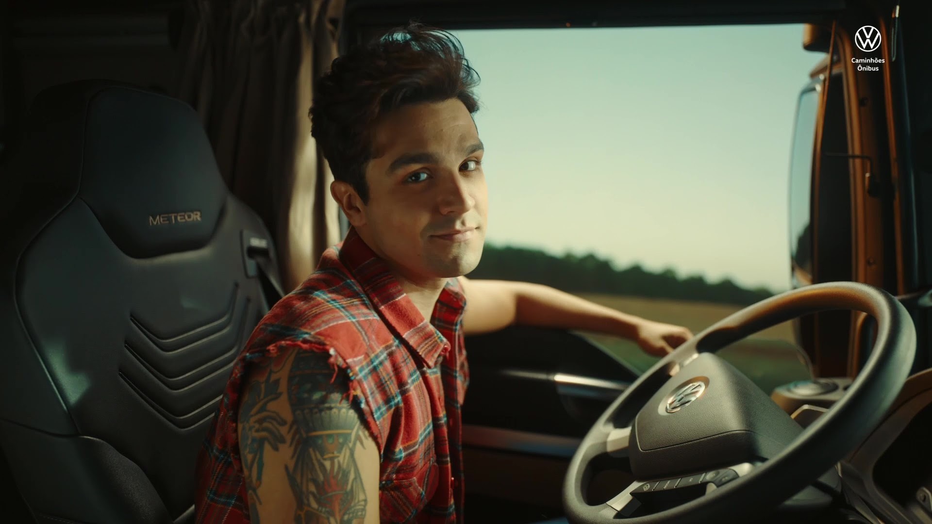 Volkswagen Caminhões lança campanha do Meteor com Luan Santana; veja o vídeo