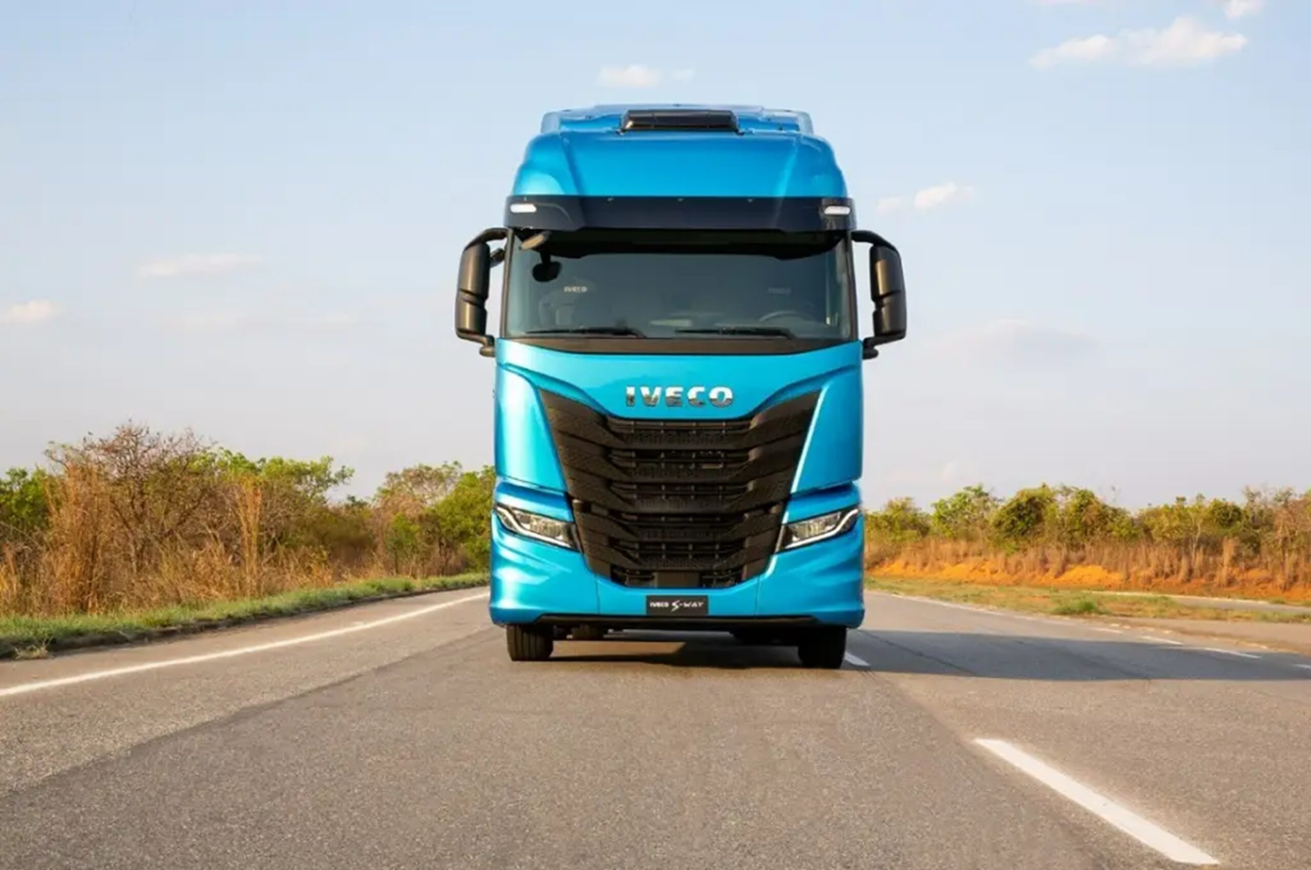 Iveco S-Way ganha versão com suspensão pneumática no Brasil