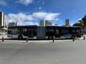 Salvador testa ônibus elétrico articulado de 18 metros da TEVX Higer