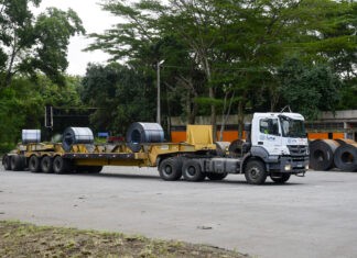 Caminhão autônomo transporta bobina de aço em usina da ArcelorMittal