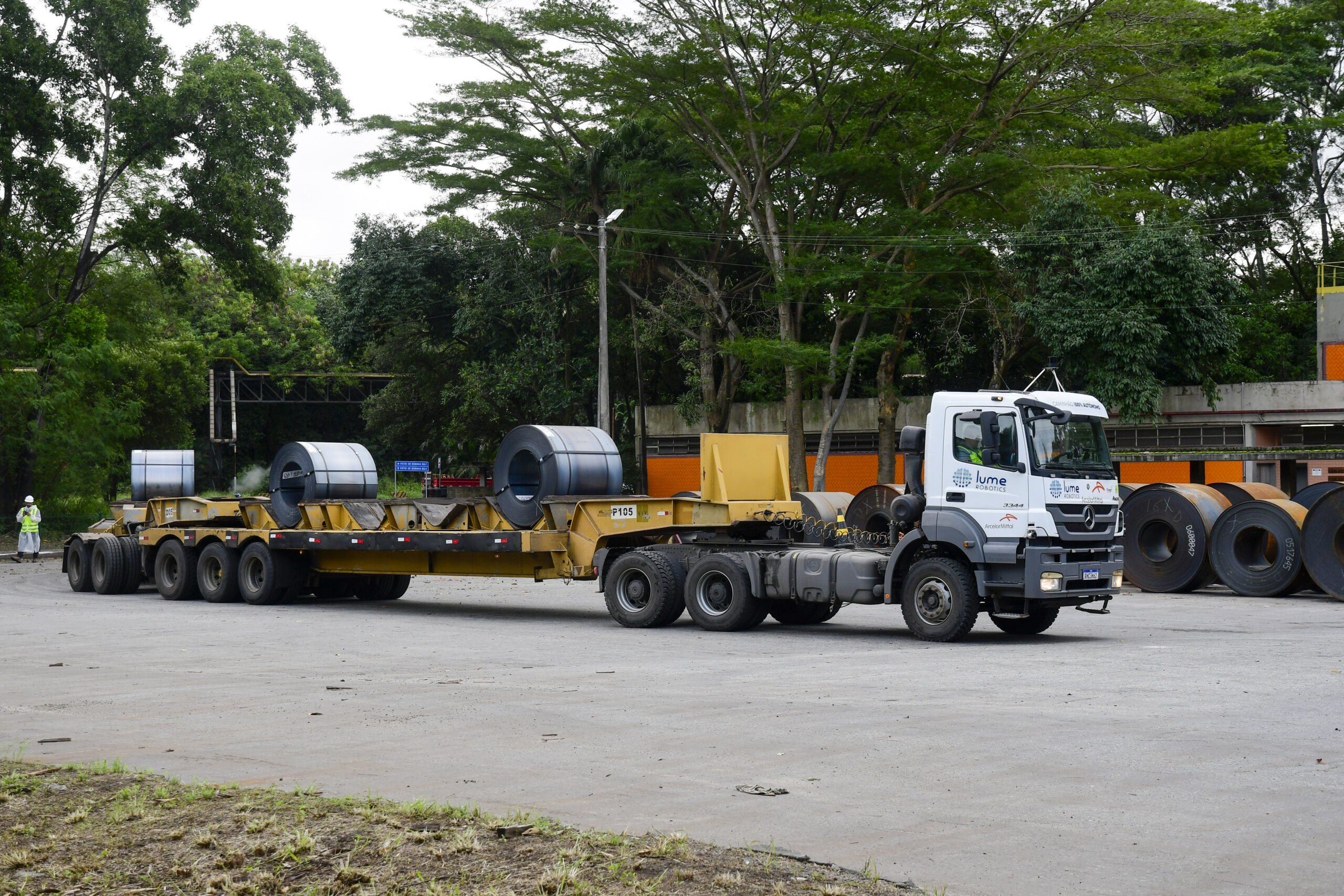 Caminhão autônomo transporta bobina de aço em usina da ArcelorMittal