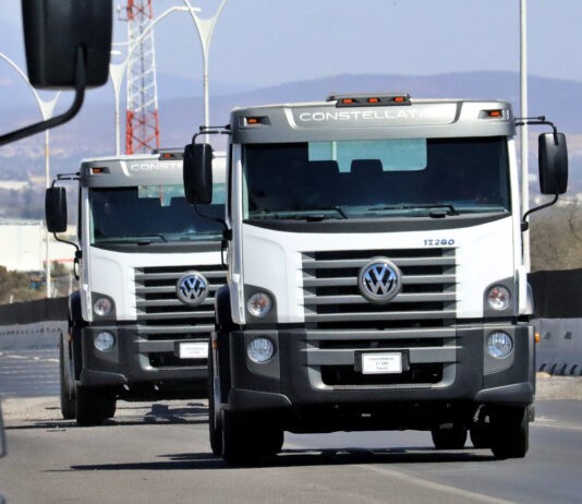 Exportações de caminhões brasileiros disparam e garantem fôlego às montadoras em meio à crise doméstica