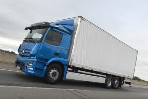 Mercedes-Benz eActros 400 roda mais de 400 km sem recarga