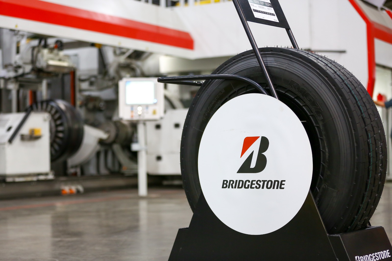 Bridgestone lança pneu M167E para uso urbano e elétrico
