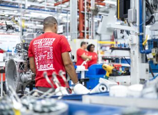 FPT comemora 25 anos no Brasil e a produção de 725 mil motores FPT comemora 25 anos no Brasil com produção de 725 mil motores