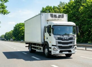 JAC Caminhões chega ao Brasil com rede, linha de crédito e opções de 9 a 25 t JAC Caminhões estreia no Brasil