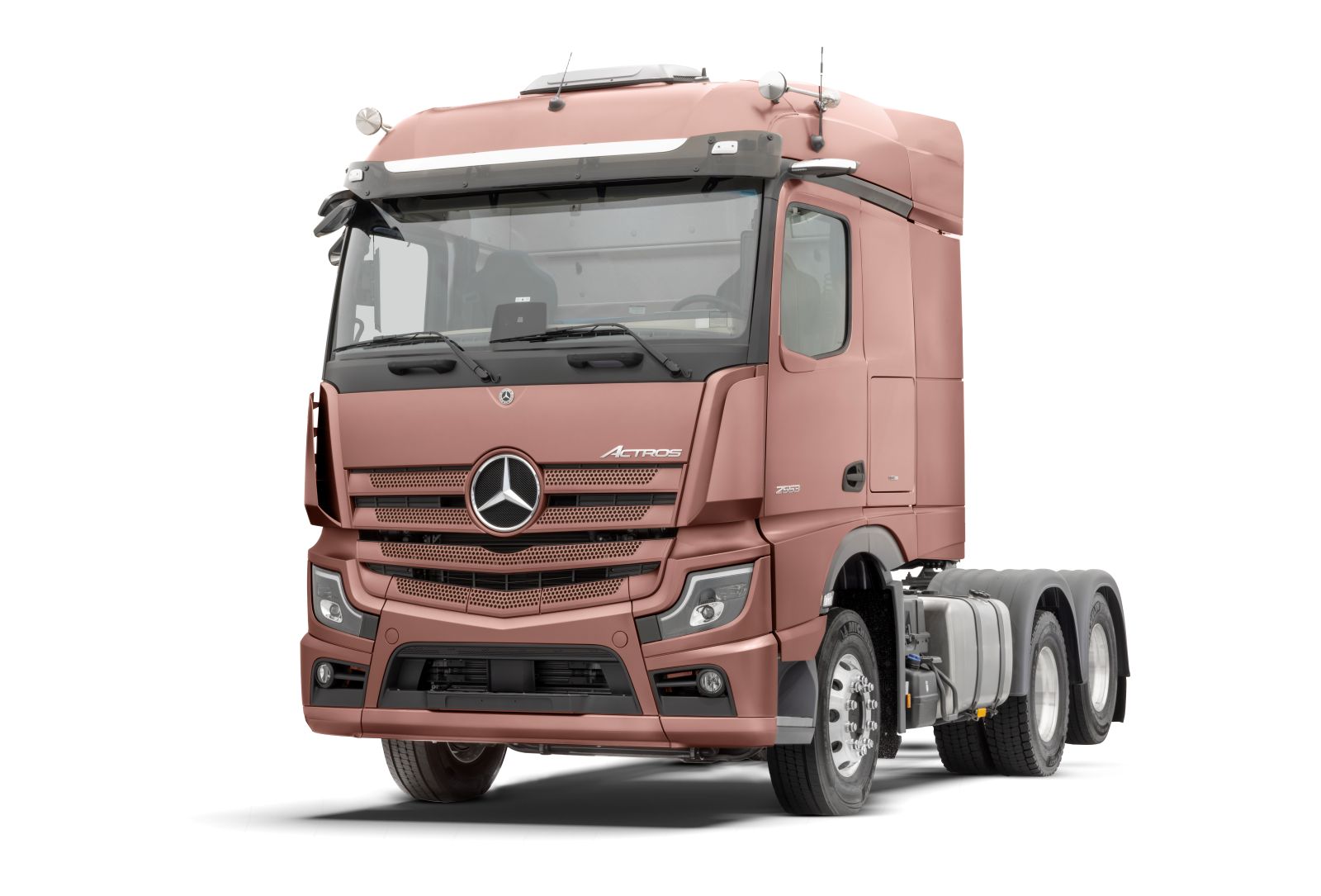 Mercedes-Benz Actros 2553 vira a estrela do 4º eixo