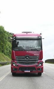 Actros 2553 vira a estrela do 4º eixo e assume protagonismo na Mercedes-Benz