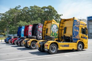 Buzin Transportes compra Scania G 370 personaliza e faz vitrine cultural