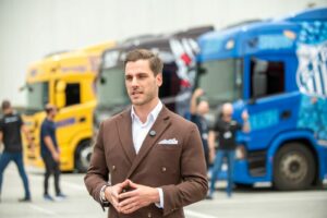Buzin Transportes compra Scania G 370 personaliza e faz vitrine cultural
