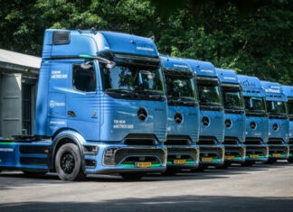 Mercedes-Benz projeta recuperação global mesmo retraindo 15% Mercedes-Benz projeta recuperação global mesmo com queda de 15%