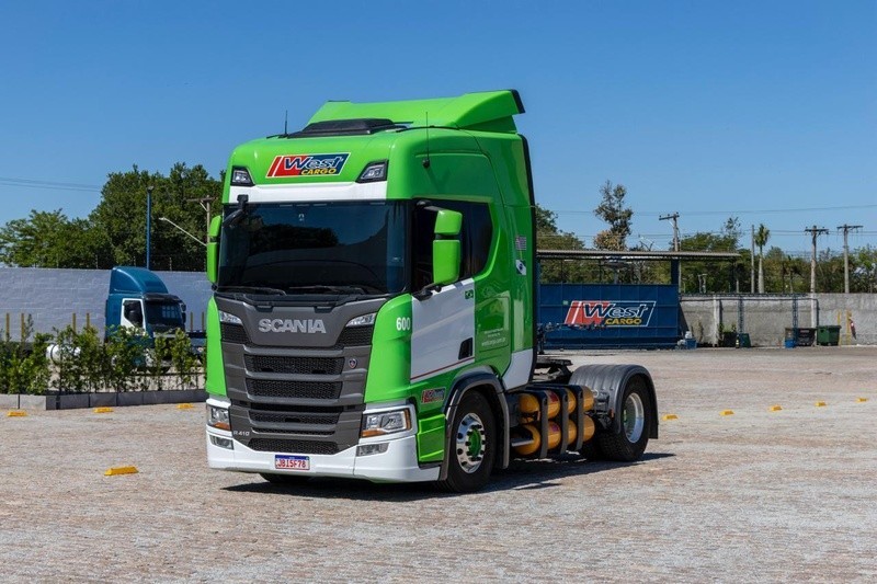 West Cargo testa caminhões elétricos e a gás e projeta investimentos em 2026