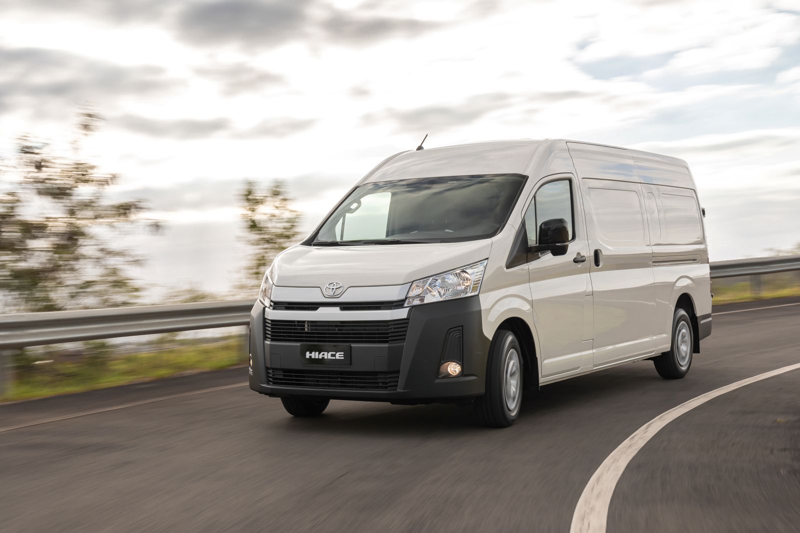 Conheça o Toyota Hiace Furgão, que estreia no Brasil por R$ 304.990