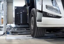Caminhão elétrico com bateria intercambiável avança com teste bem-sucedido