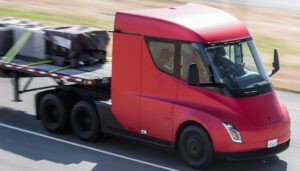 Tesla Semi chegará em 2026 por volta de R$ 1,57 milhão na versão de maior autonomia