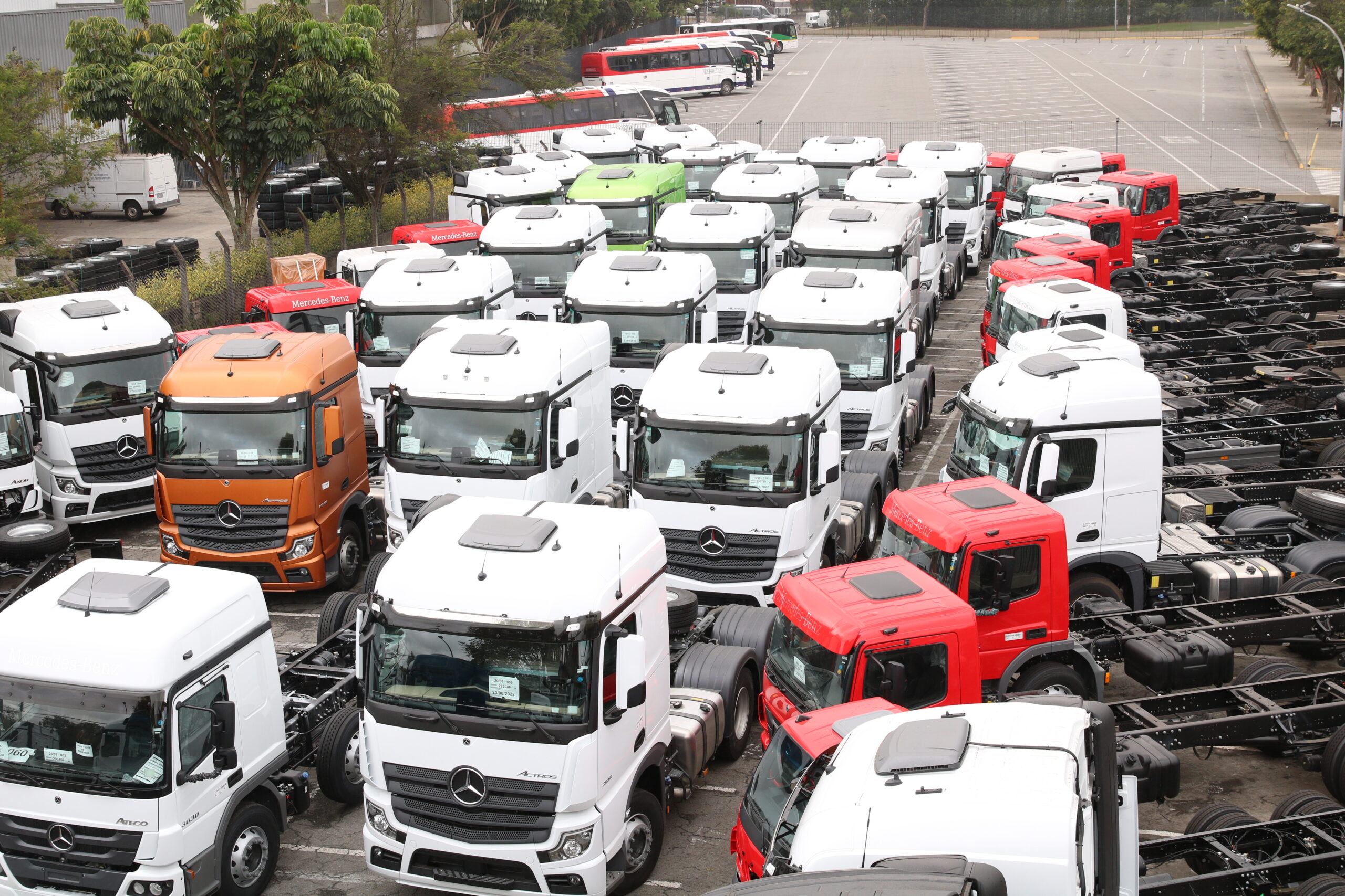 Venda de caminhões é 27,25% mais baixa em relação a fevereiro de 2025