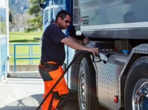 Alta do diesel nas bombas ultrapassa 6% em uma semana e já acumula mais de 20% desde o fim de fevereiro, pressionando o custo do frete