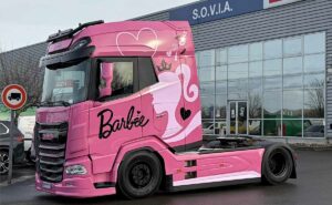 Caminhão Barbie existe e transforma DAF em espetáculo sobre roda