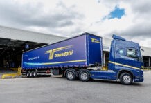 Volvo acelera descarbonização com caminhões 100% biodiesel na logística da fábrica