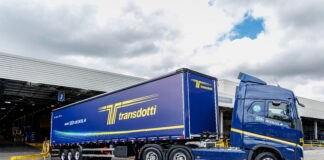 Volvo acelera descarbonização com caminhões 100% biodiesel na logística da fábrica