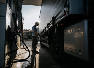 Especialistas alertam sobre diesel e frete com tensão no Oriente Médio Especialistas acendem alerta para diesel e fretes no transporte rodoviário de carga
