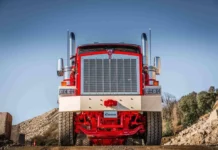 Novo Kenworth C580 ganha frente imponente e puxa 450 toneladas