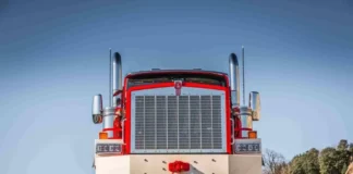 Novo Kenworth C580 ganha frente imponente e puxa 450 toneladas