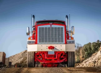 Novo Kenworth C580 ganha frente imponente e puxa 450 toneladas