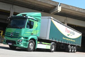 Andamos no Mercedes-Benz eActros que prova viabilidade na Suzano; assista