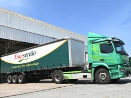Andamos no Mercedes-Benz eActros que prova viabilidade na Suzano; assista
