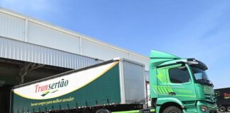 Andamos no Mercedes-Benz eActros que prova viabilidade na Suzano; assista