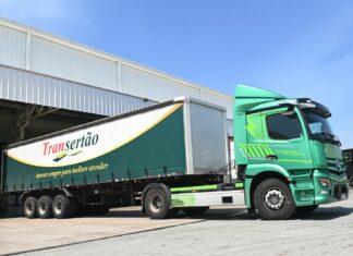 Andamos no Mercedes-Benz eActros que prova viabilidade na Suzano; assista