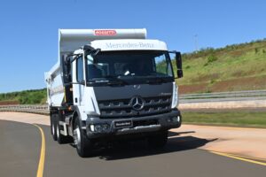 Mercedes-Benz amplia ofensiva no agro e lança Atego 3433 6x4 e 3033 8x2