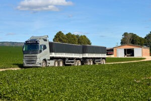 Crédito caro muda liderança no mercado de caminhões em 2026; veja o ranking