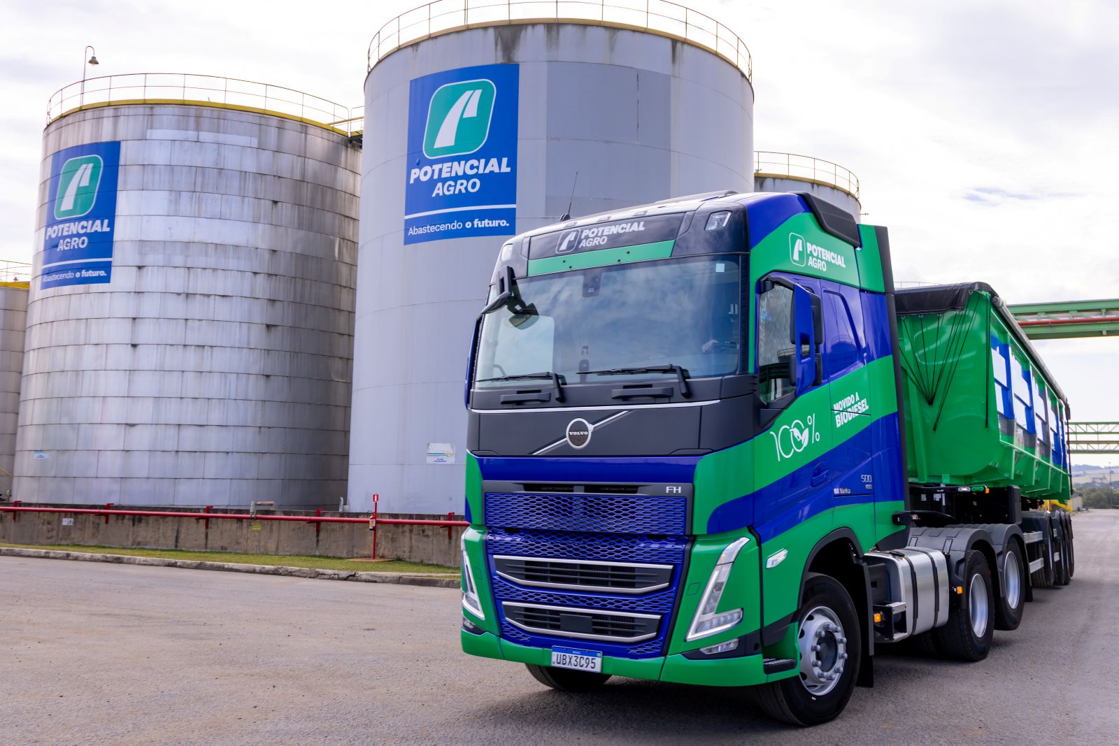 Volvo aposta no B100 e já vendeu mais de 300 unidades no Brasil